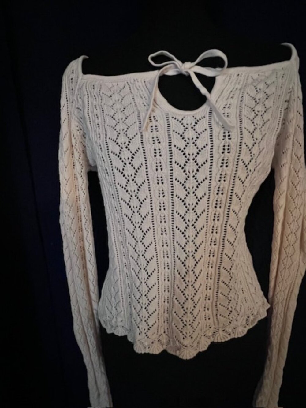 American Eagle Cream-colored knit sweater lace pattern casual yet stylish size L